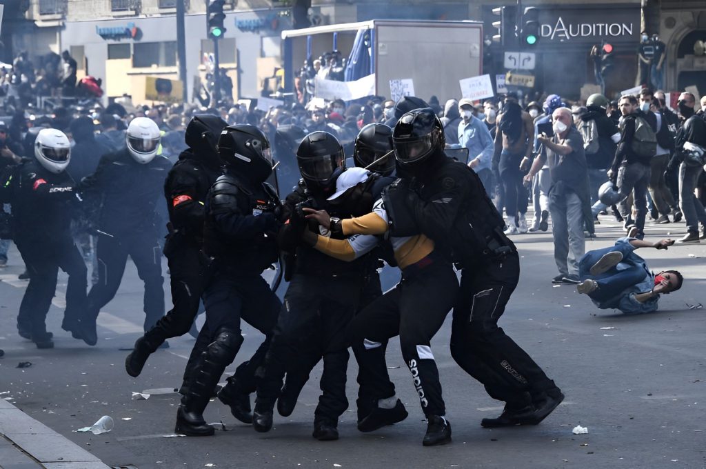 گزارش The Washington Post از خشونت‌هایِ تاریخیِ پلیس فرانسه