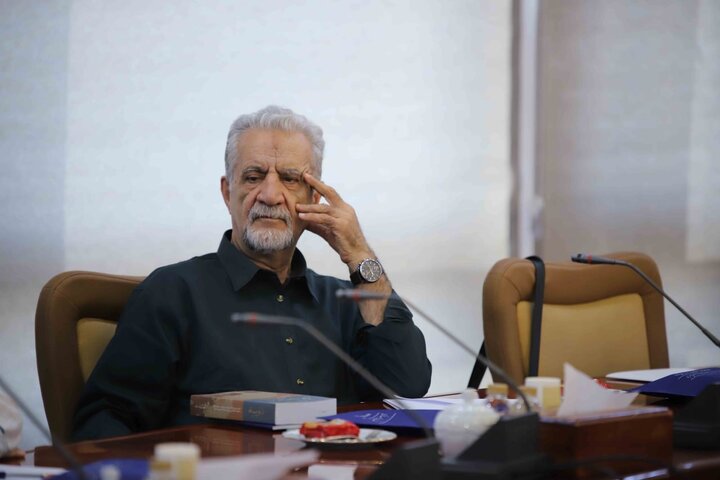 چه افرادی به زبان و خط وفادارند؟