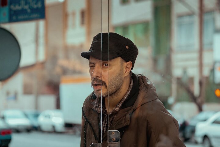 انتشار تصویری جواد عزتی در فیلم سینمایی «بورسیه»