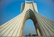 برج آزادی تهران امشب رنگ پرچم مکزیک شد