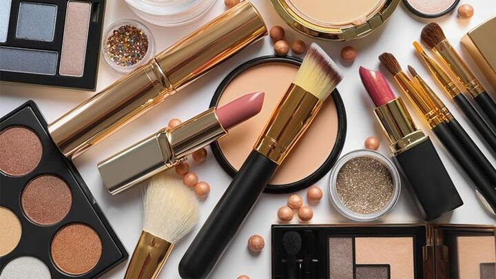 واردات محصولات آرایشی همچنان ممنوع است